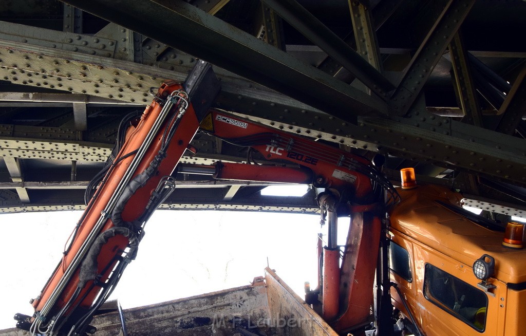 LKW blieb unter Bruecke haengen Koeln Deutz Deutz Muelheimerstr P087.JPG - Miklos Laubert